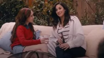 Madewell blanc murmure tee rayé porté par Delia (Michaela Watkins) dans La Licorne Saison 1 Épisode 1