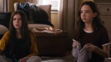 H&M de bourgogne courte t-shirt porté par la Grâce Felton (Ruby Jay) dans La Licorne Saison 1 Épisode 1