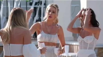 La plage de la ville de le blanc et le point noir jupe d'impression et crop top porté par Olivia Attwood, Le Seul Moyen Est d'Essex Saison 25 Episode 04