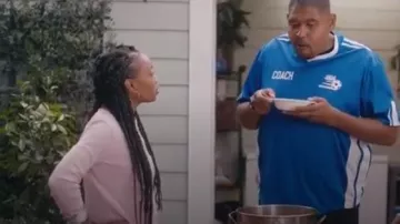 Vince rétrécie en cachemire mock neck pull en champagne rose porté par Michelle (Maya Lynne Robinson) dans La Licorne Saison 1 Épisode 1
