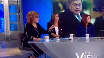 T tahari tyra avec la tuyauterie chemisier-noir porté par Joy Behar sur L'Affichage 27 septembre 2019