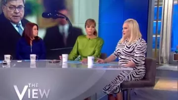 Dries van noten dicina vestido midi de satén con cinturón usado por Sunny Hostin en The View 27 de septiembre de 2019