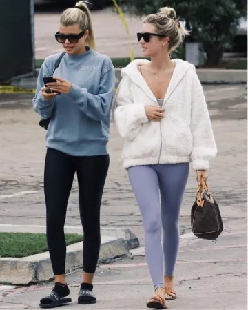 Diapositiva del logotipo de Givenchy usada por Sofia Richie Malibu 28 de septiembre de 2019