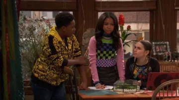 Suéter de tablero de ajedrez mixto asos usado por Navia Robinson (Nia Baxter) en Raven's Home Temporada 03 Episodio 07