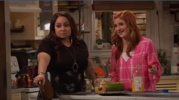 Sanctuary pink plaid surplice top usado por Chelsea Grayson (Anneliese van der Pol) en Raven's Home Temporada 03 Episodio 07