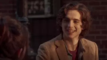 Le blazer marron de Gatsby (Timothée Chalamet) dans Un jour de pluie à New York