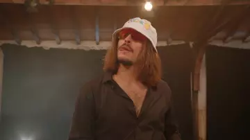 Le bob blanc Pokemon porté par Lorenzo dans son clip Nous Deux feat. Shy'm