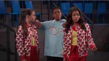 La marque Love Moschino Cœur imprimer blouson porté par Nia Baxter (Navia Robinson) dans du Corbeau à Domicile de la Saison 03, Épisode 09