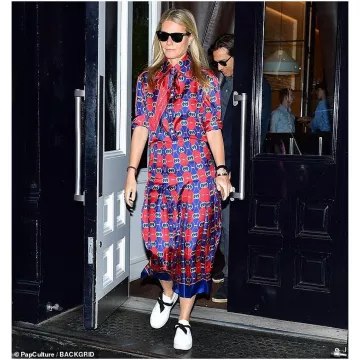 Gucci GG ondas borde estampado falda de sarga de seda usada por Gwyneth Paltrow 47 cumpleaños 27 de septiembre de 2019