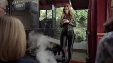 American Apparel, la discothèque pantalon noir porté par Janet (D Arcy Carden) à La Bonne Place Saison 4 Épisode 1