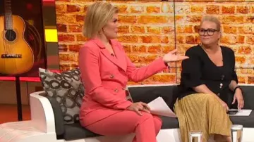 Pantalón narrado del colectivo C/meo usado por Sarah Harris en Studio 10 septiembre 27, 2019