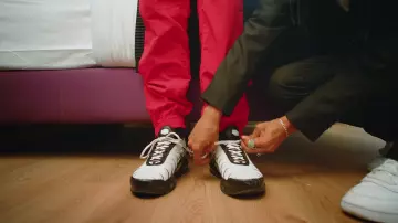 Les sneakers Nike TN noires et blanches de Lorenzo dans Lorenzo ft. Shy'm - Nous Deux (Clip Officiel)