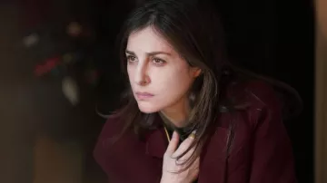 Le manteau prune porté par Daria (Amira Casar) dans Les Sauvages (S01)