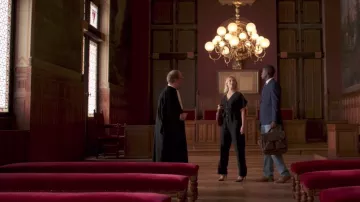 La combinaison pantalon noire fluide portée par Lisa (Chloé Jouannet) dans Banlieusards