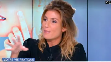 Le pull col montant en maille fantaisie noir de Caroline Ithurbide dans William à midi le 30.09.2019