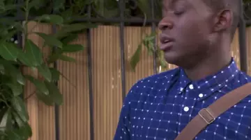 La camisa azul con lunares blancos usada por Souleymaan (Jammeh Diangana) en Banlieusards