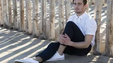 Zapatillas blancas Converse usadas por Cédric Garat (Clément Rémiens) en Pour Sarah (S01)