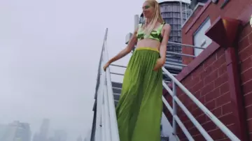 Le jupe longue verte de Hunter Schafer dans la vidéo Euphoria's Hunter Schafer Has an Adventure in New York’s Best Collections pour Vogue