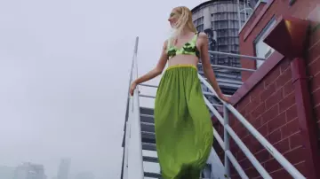 Crop top vert métallique de Hunter Schafer dans la vidéo Euphoria's Hunter Schafer Has an Adventure in New York’s Best Collections pour Vogue