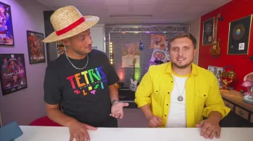 The T-shirt Tetris worn by Carlito in the video OUR WOMEN VS OUR FRIENDS (QuipoQuiz challenge of McFly & Carlito