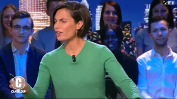 Le pull vert col rond de Alessandra Sublet dans C'est Canteloup le 30.09.2019