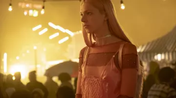 La robe rose Stella McCartney de Jules Vaughn (Hunter Schafer) dans Euphoria (S01E04)