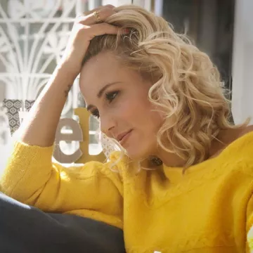 El suéter amarillo Naf Naf usado por Élodie Gossuin en la cuenta de Instagram de @elodiegossuin 