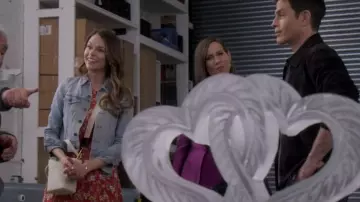 La veste en jean de Liza Miller (Sutton Foster) dans Younger (S06E12)