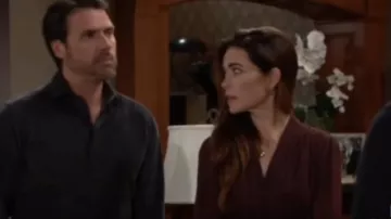 Equipo allaire vestido de manga larga usado por Victoria Newman (Amelia Heinle) en The Young and the Restless 27 de septiembre de 2019