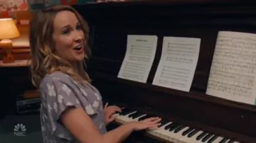 Top paloma púrpura Sanctuary usado por Ginny (Anna Camp) en Perfect Harmony S1E1