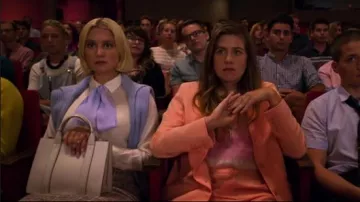 Vince blanc slim équipée chemisier porté par Alice (Julia Schlaepfer) dans La politique de la Saison 1 Épisode 1