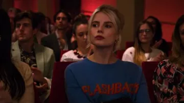 Sandro Blue Flashback Sweater usado por Astrid (Lucy Boynton) en The Politician (Temporada 1 Episodio 1)