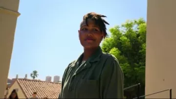 Urban Outfitters vert vintage surplus combinaison salopette portée par Skye (Rahne Jones) dans La politique de la Saison 1 Épisode 1