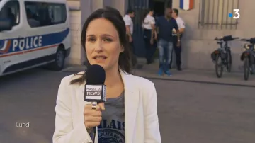 Camiseta gris del palacio real de Eugenia (Lara Menini) en Plus belle la vie