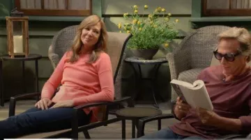 Suéter de cachemira Aqua en naranja neón usado por Bonnie Plunkett (Allison Janney) en Mom Temporada 07 Episodio 01