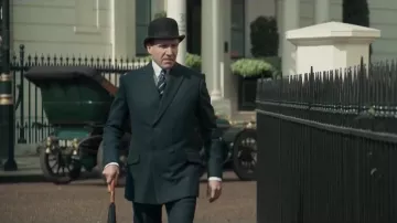 Double breasted suit worn by Duke of Oxford (Ralph Fiennes) in The King's Man