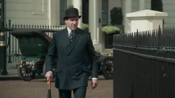 Traje de doble pecho usado por el duque de Oxford (Ralph Fiennes) en The King's Man