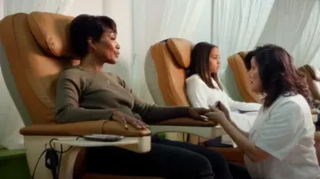 Helmut Lang top acanalado caqui usado por Athena Grant (Angela Bassett) en 9-1-1 S3E2