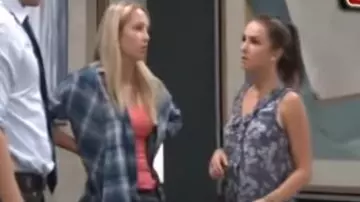 Chelsea28 ruffle avant de la cravate haut par porté par Elizabeth Webber (Lexi Ainsworth) sur l'Hôpital Général le 30 septembre 2019