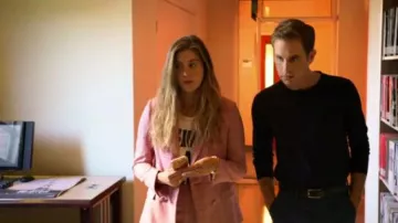 ASOS diseña pantalones ajustados a medida en cheque rojo usados por McAfee (Laura Dreyfuss) en The Politician Temporada 1 Episodio 2