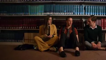 PANTALONES de pierna ancha mostaza ASOS DESIGN usados por McAfee (Laura Dreyfuss) en The Politician Temporada 1 Episodio 2