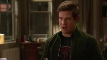 Khaki bomber jacket of Phil (Adam DeVine) in Jexi