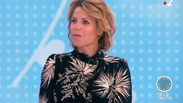 La blouse imprimée à manches longues et col montant de Laura Tenoudji dans Télématin le 01.10.2019