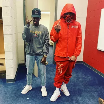 Zapatillas analógicas adidas Yeezy Boost 700 de Johnny Blaze en la cuenta de Instagram de @chrisbrownofficial