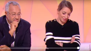 The black sweater with broad stripes and golden buttons of Nadia Daam in 28 minutes the 30.09.2019