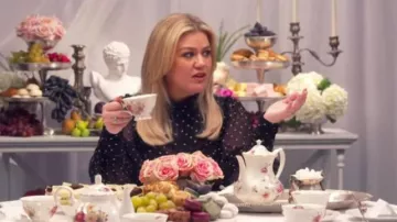 Vestido de lunares de espionaje de Zimmermann usado por Kelly Clarkson en The Kelly Clarkson Show 1 de octubre de 2019