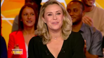 Blusa corta curva y satinada de Isabelle Moreau en L'Info du vrai le mag el 30.09.2019