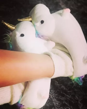 Les chaussons licornes portés par Élodie Gossuin sur le compte Instagram de @elodiegossuin