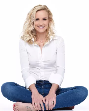La chemise blanche cintrée portée par Élodie Gossuin sur le compte Instagram de @elodiegossuin