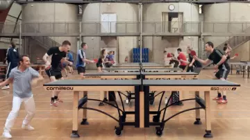 Mesa de ping pong Cornilleau 850 madera de Alexandre (Jean Dujardin) en Un homme à la hauteur